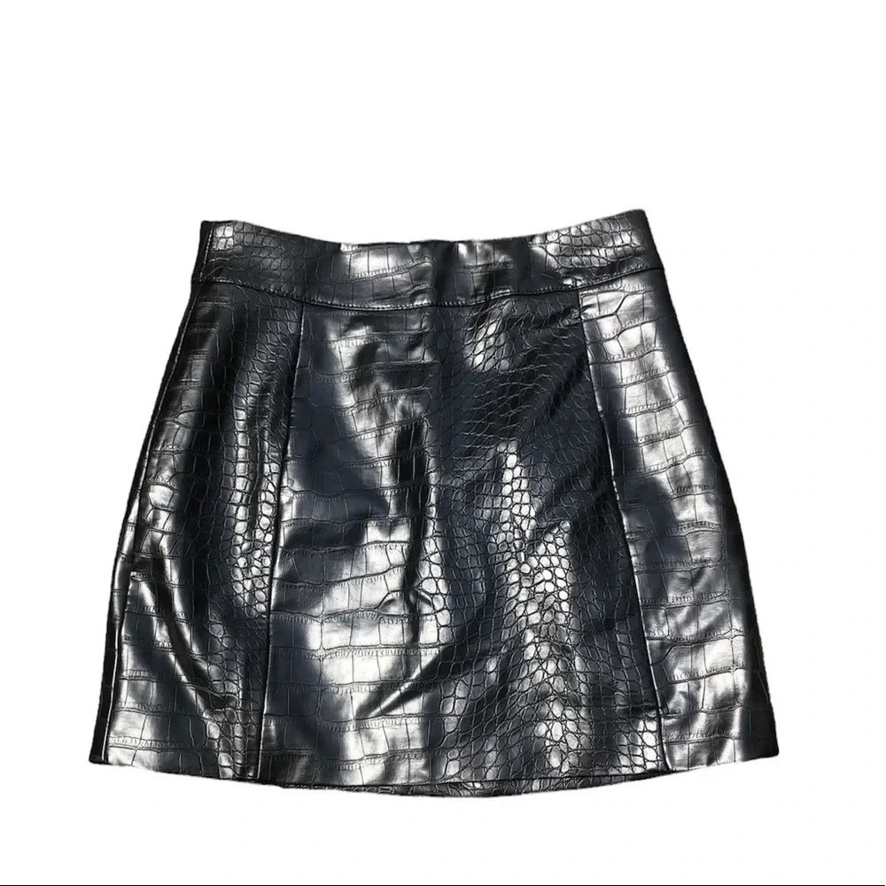 FOREVER 21 BLACK FAUX LEATHER ALLIGATOR MINI SKIRT